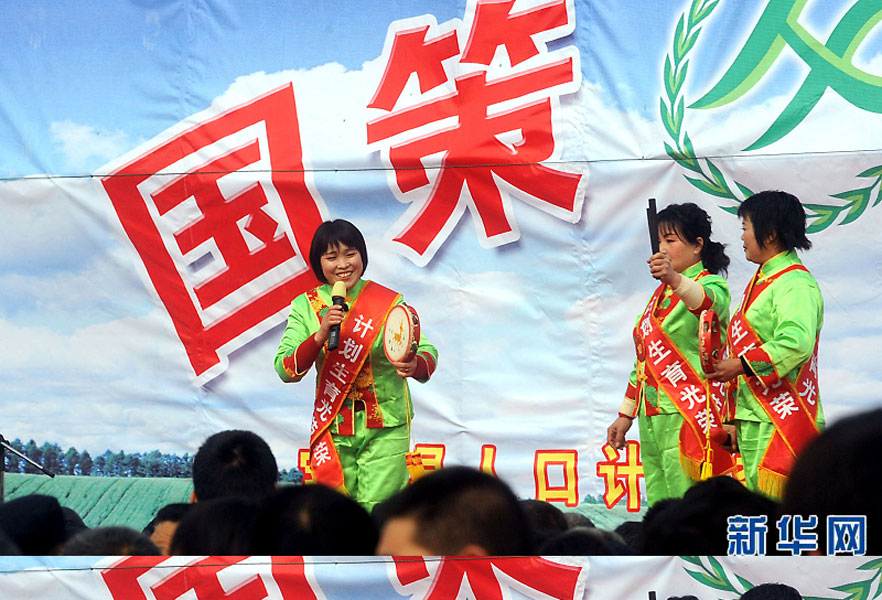 說(shuō)唱演員在河南省寶豐縣街頭宣傳計(jì)劃生育政策（2008年2月19日攝）。
