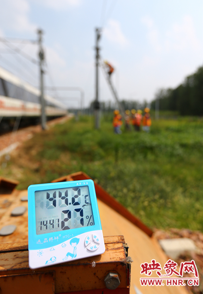 剛開始工作20分鐘，戶外溫度已經(jīng)達到44.2℃