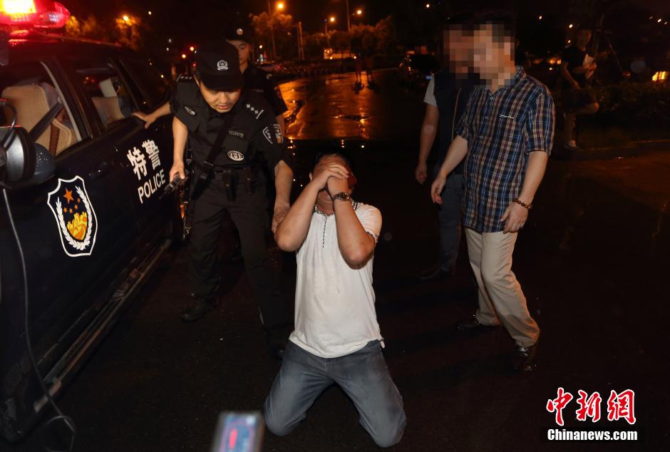 7月24日晚,南京警方將查獲的酒后駕駛車輛的男子控制后,該男子的同伴跪地求情。