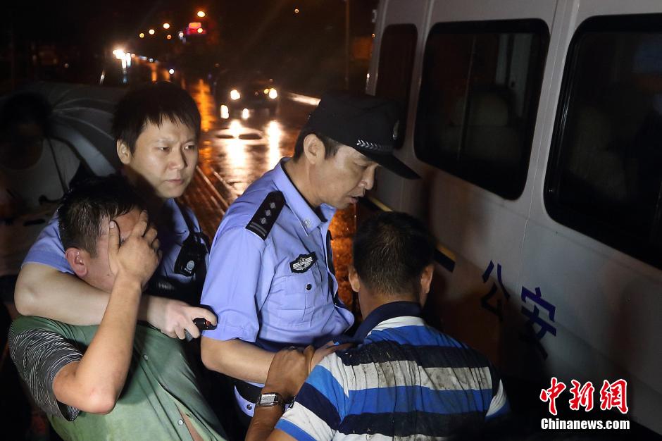 7月24日晚,南京警方將查獲的酒后駕駛車輛的男子控制,該男子涉嫌酒后駕車、肇事逃逸。