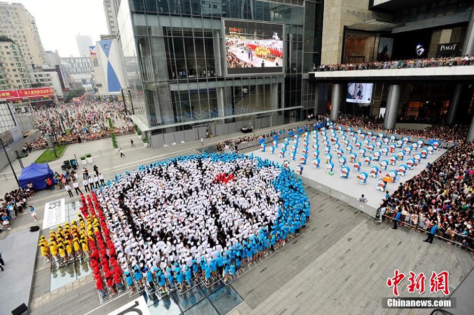 圖為來自全國各地的1293名粉絲共同完成史上最大的哆啦A夢拼圖。
