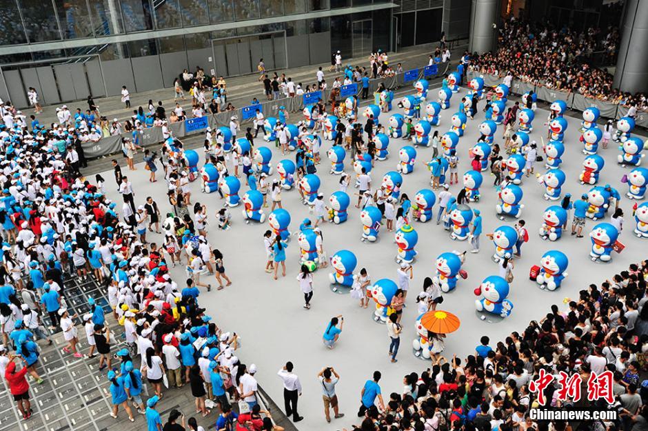 圖為成都民眾狂熱追捧哆啦A夢。