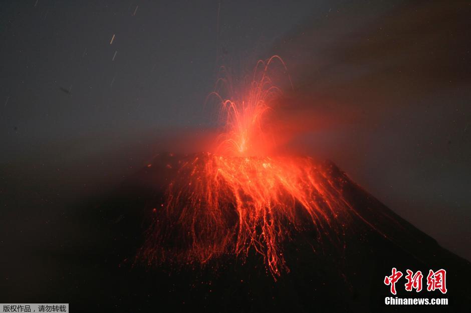當(dāng)?shù)貢r(shí)間8月24日，厄瓜多爾通古拉瓦火山噴發(fā)，熔巖噴出宛如末世。