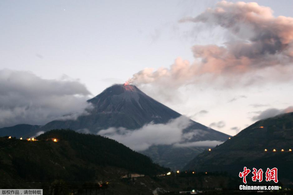 當(dāng)?shù)貢r(shí)間8月24日，厄瓜多爾通古拉瓦火山噴發(fā)，熔巖噴出宛如末世。