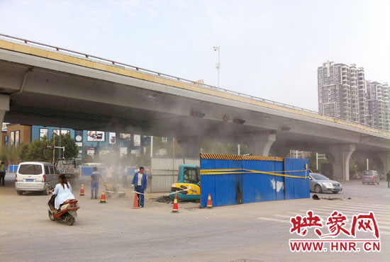 施工單位對(duì)塌陷處進(jìn)行路面切割，造成路面塵土飛揚(yáng)。