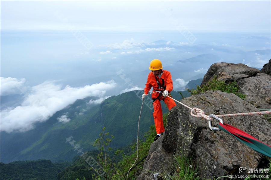 10月5日，峨眉山景區(qū)清潔工彭文才下到巖壁清理游客丟棄的垃圾。