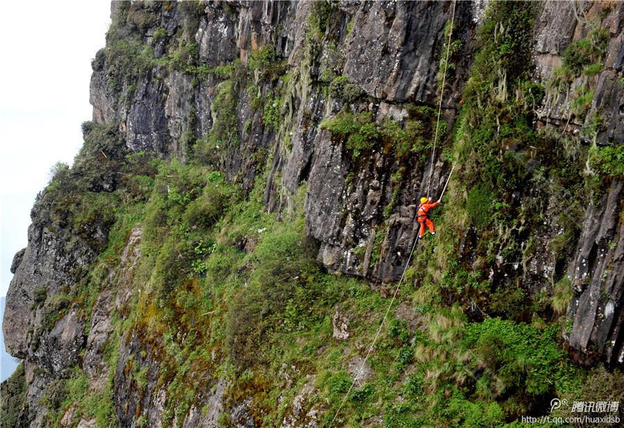 在峨眉山金頂，彭文才是護欄以外和懸崖區(qū)域唯一的清潔工。