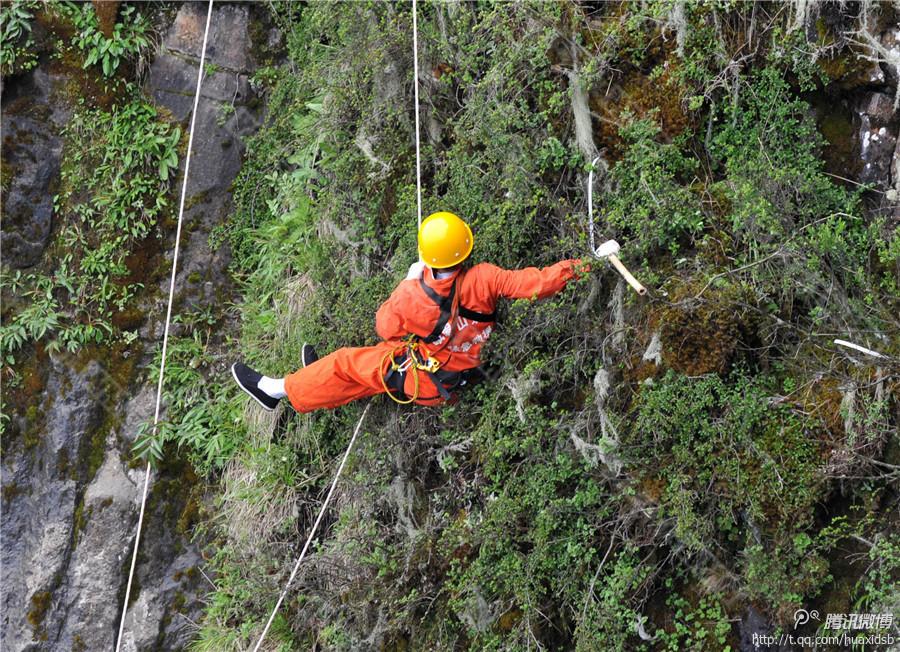 記者了解到，彭文才下到崖壁最深的地方有200多米，往返作業(yè)一次一般都在3小時左右，每年下崖80多次