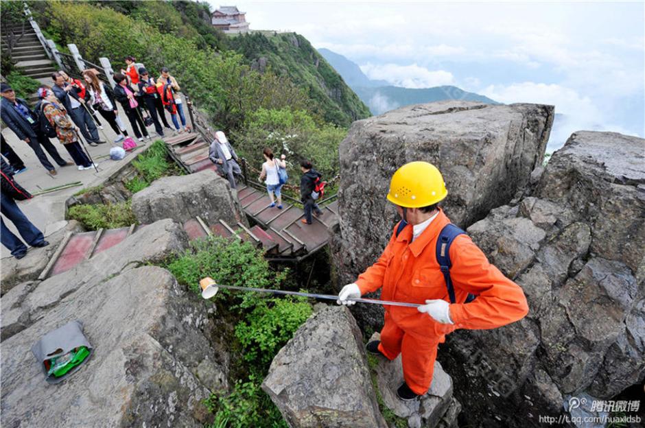 彭文才在撿拾垃圾。