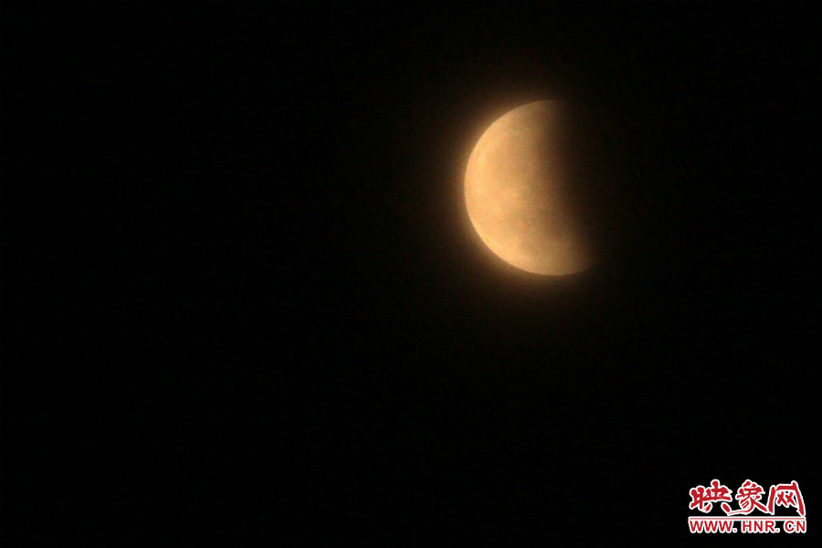 20：11夜空依然能見度很低，月亮看起來總是霧蒙蒙的。