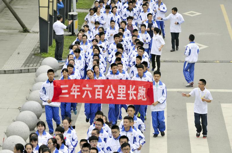 10月14日，成都七中萬(wàn)達(dá)學(xué)校實(shí)行三年跑六百公里才能畢業(yè)，現(xiàn)場(chǎng)學(xué)生開始長(zhǎng)跑。