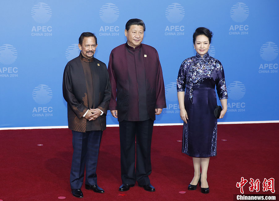 圖為習(xí)近平夫婦歡迎文萊蘇丹哈桑納爾。中新社發(fā) 杜洋 攝