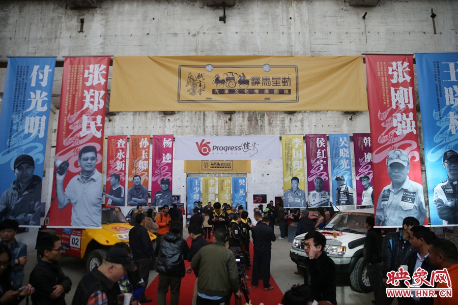 11月11日，河南30年賽車歷程《賽車手眼里的世界》攝影展開展。