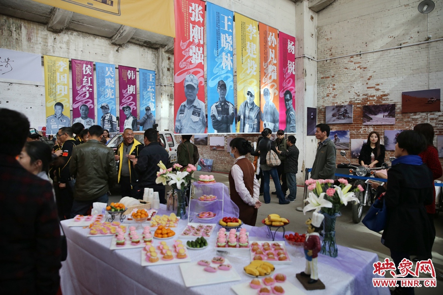 影展現(xiàn)場介紹河南籍賽車的手條幅掛滿展室。