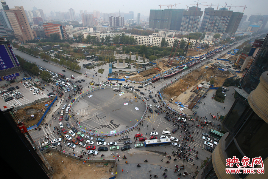 金水路未來路交叉口的圍擋，給原本擁堵的交通增加了更大的壓力