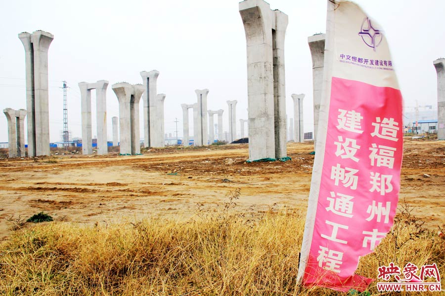 施工現(xiàn)場(chǎng)還插放著“建設(shè)暢通鄭州，造福鄭州市民”的條幅。