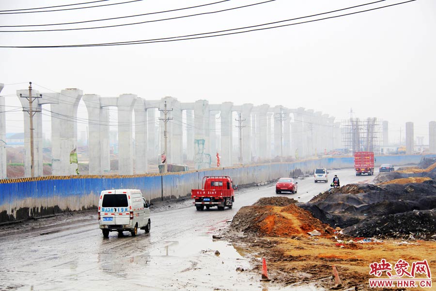 鄭平路柴郭轉(zhuǎn)盤處以及圍擋兩邊預(yù)留的道路坑坑洼洼，無(wú)人維護(hù)，造成事故頻發(fā)，經(jīng)常堵車。