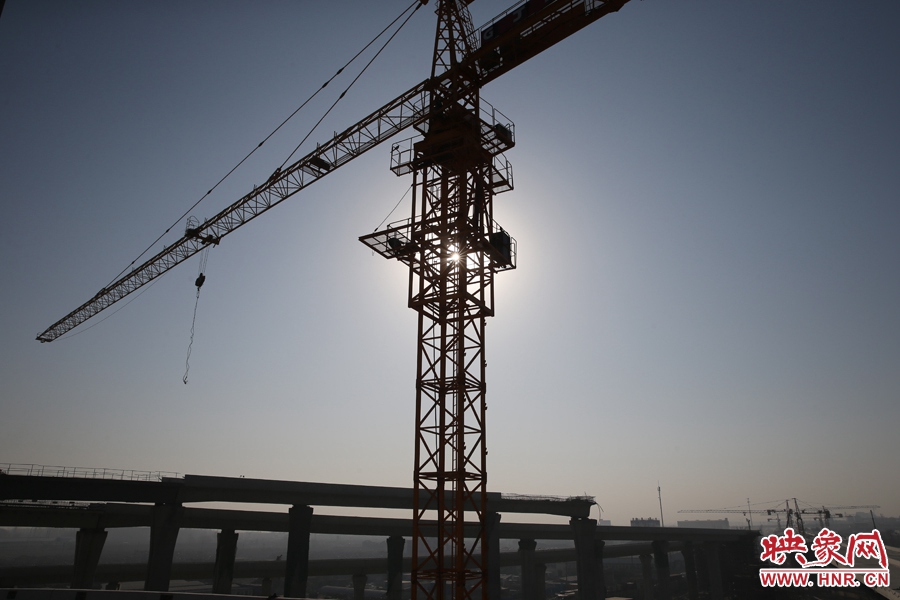 隴海高架與西四環(huán)立交仍在緊張施工中。