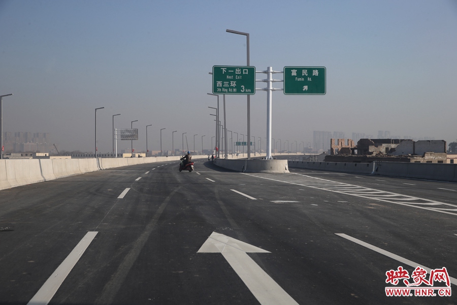 西三環(huán)方向與富民路出口。