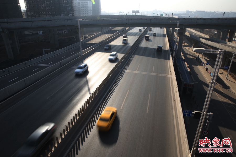 西三環(huán)從隴海高架下穿過。