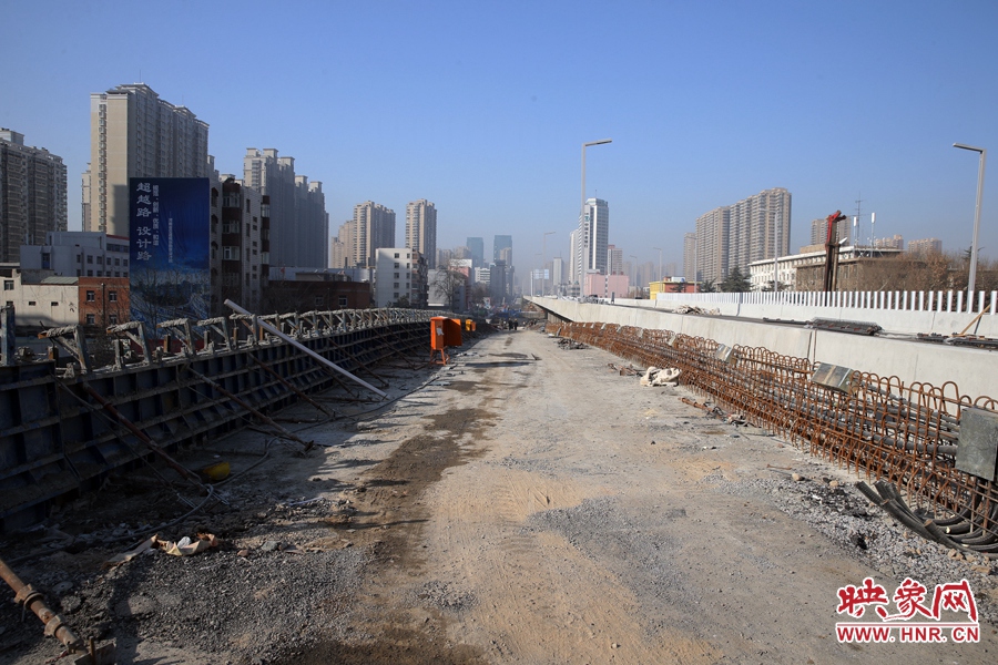 由西向東方向，嵩山南路出口以東，仍在緊張施工中。