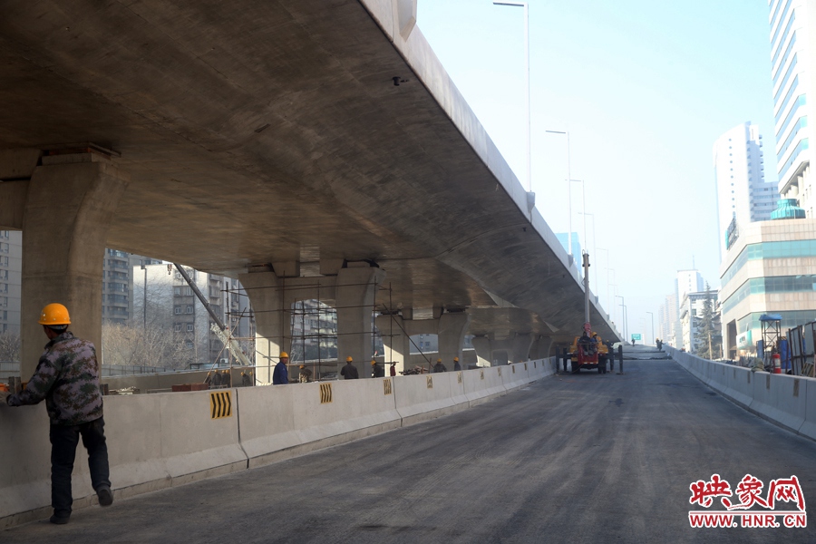 由西向東方向，嵩山南路出口以東，仍在緊張施工中。