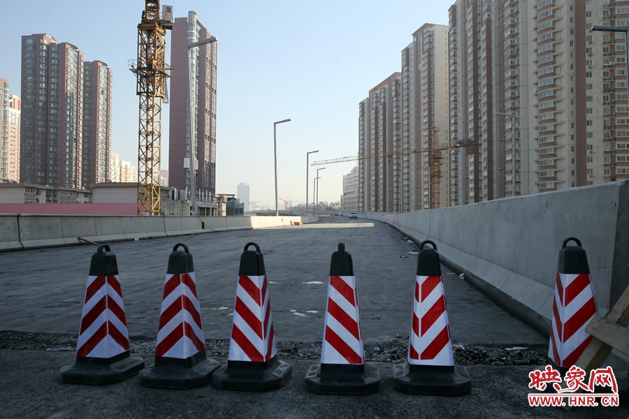 由西向東方向，嵩山南路出口以東，仍在緊張施工中。