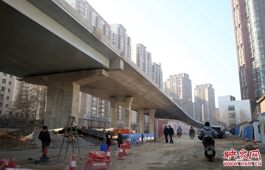 由西向東方向，嵩山南路出口以東，仍在緊張施工中。