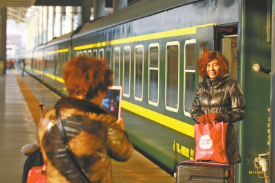鄭州火車站又見綠皮車,車前留個(gè)影。