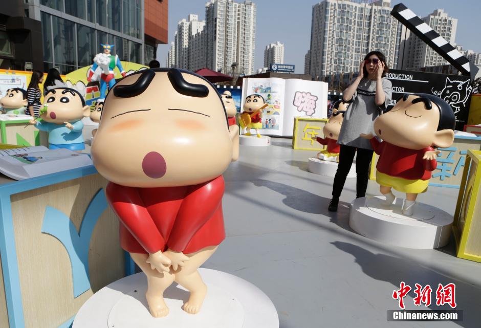 4月22日，游客參觀蠟筆小新特展?！跋灩P小新25周年紀(jì)念特展”日前在北京開展