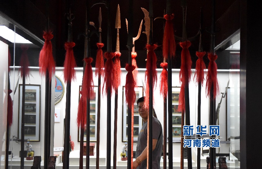 4月26日，參觀者在兵器展覽館內(nèi)參觀。
