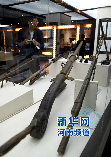 4月26日，參觀者在兵器展覽館內(nèi)參觀。