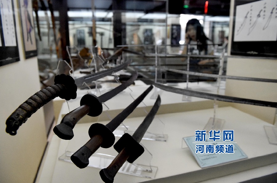 4月26日，參觀者在兵器展覽館內(nèi)參觀。