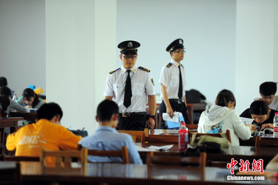 5月8日，武漢輕工大學(xué)圖書館保安黃凱、萬文杰在圖書館巡查。中新社發(fā) 張暢 攝