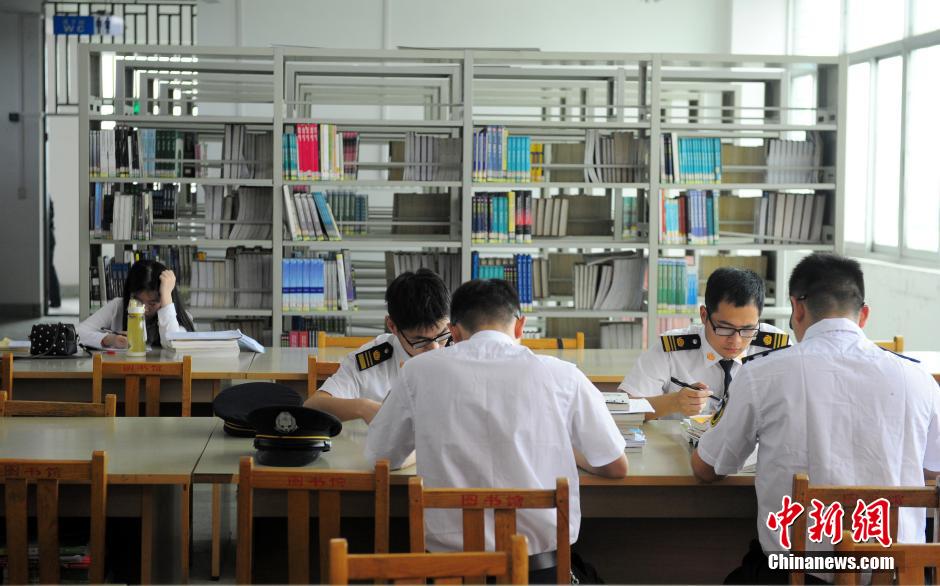 5月8日，武漢輕工大學(xué)保安黃凱在圖書館巡查。中新社發(fā) 張暢 攝