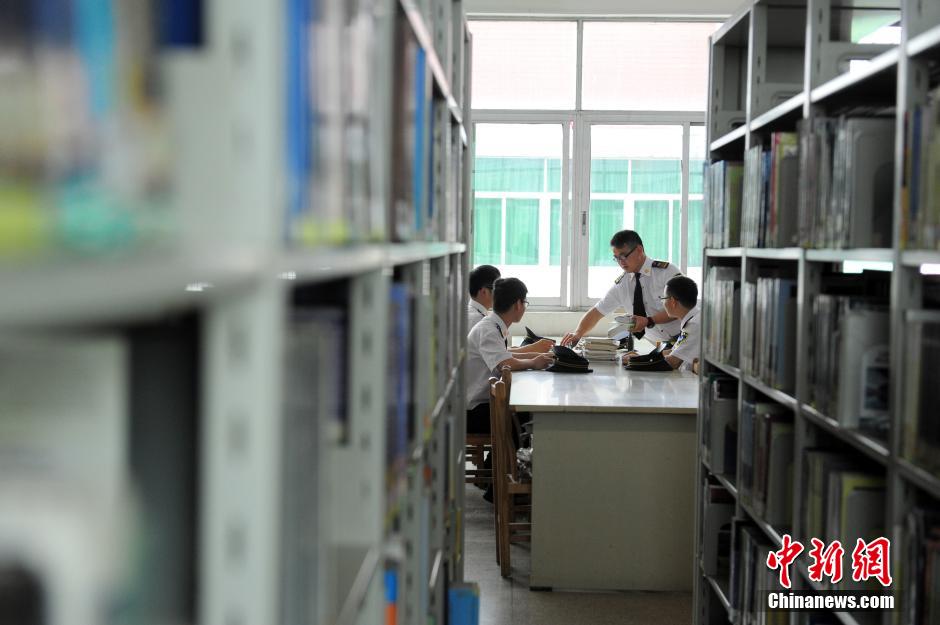 5月8日，武漢輕工大學(xué)保安吳濤、江力、黃凱、萬文杰在圖書館學(xué)習(xí)中。中新社發(fā) 張暢 攝