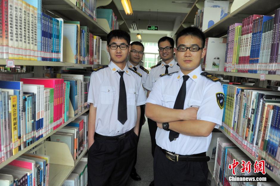 　5月8日，武漢輕工大學(xué)圖書館保安吳濤、江力、黃凱、萬文杰。中新社發(fā) 張暢 攝