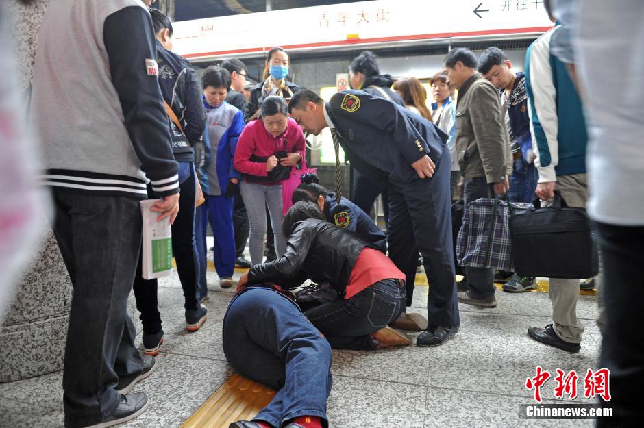74歲老太地鐵站臺(tái)摔倒稱“有老保，不訛人”