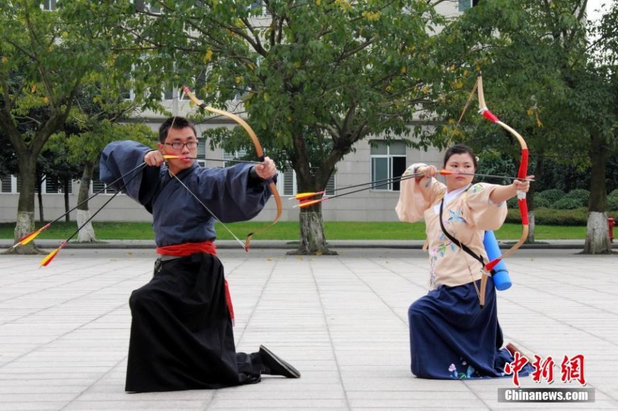 圖為課余練習(xí)射箭的“神雕俠侶”胡雅潔和胡默齋。