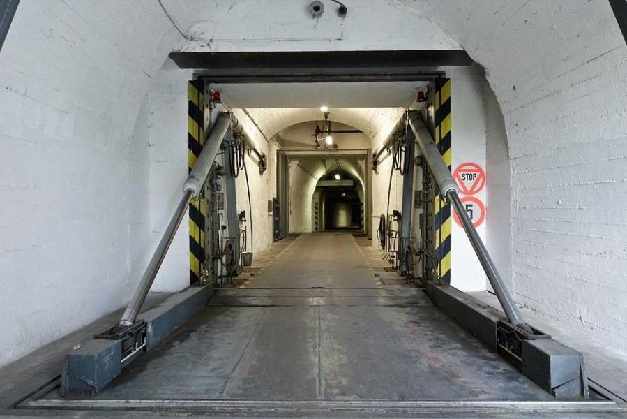 圖為地堡內(nèi)的通道，皆配備攝像頭。