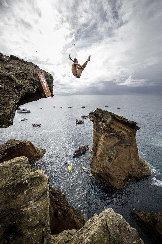 葡萄牙舉行懸崖跳水 場面驚險(xiǎn)壯觀