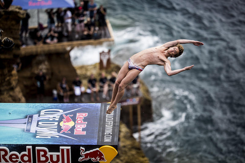 葡萄牙舉行懸崖跳水 場面驚險(xiǎn)壯觀