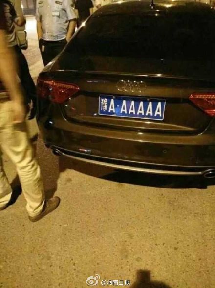 套著假牌的奧迪轎車