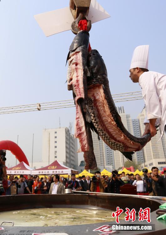 廚師對魚肉進行處理。 圖片來源：CFP視覺中國