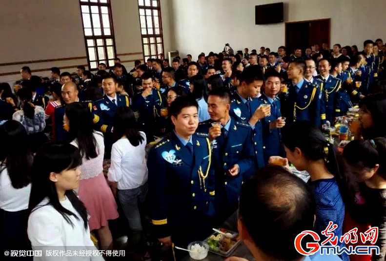 湖北武漢，“嫁人就嫁解放軍”，每年一屆的武漢軍旅姻緣會17日在駐漢空軍某指揮所文化活動中心舉行