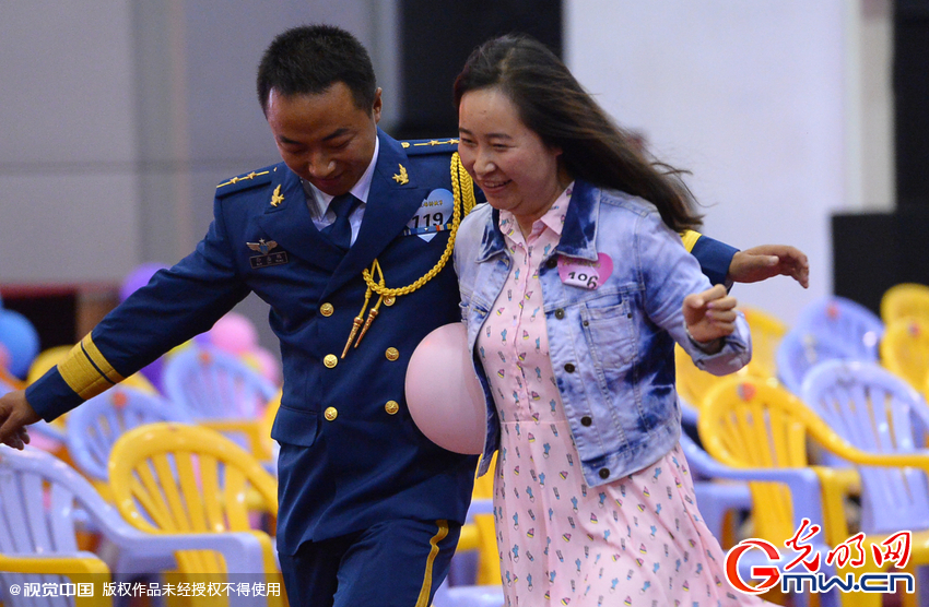 湖北武漢，“嫁人就嫁解放軍”，每年一屆的武漢軍旅姻緣會17日在駐漢空軍某指揮所文化活動中心舉行