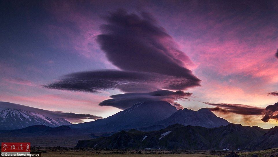 火山上籠罩著類似于外星飛碟形狀的云彩，場(chǎng)景猶如科幻大片。