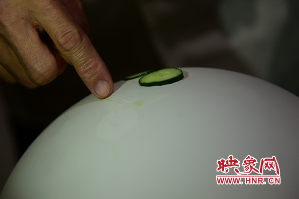 在面團(tuán)氣球上切菜。