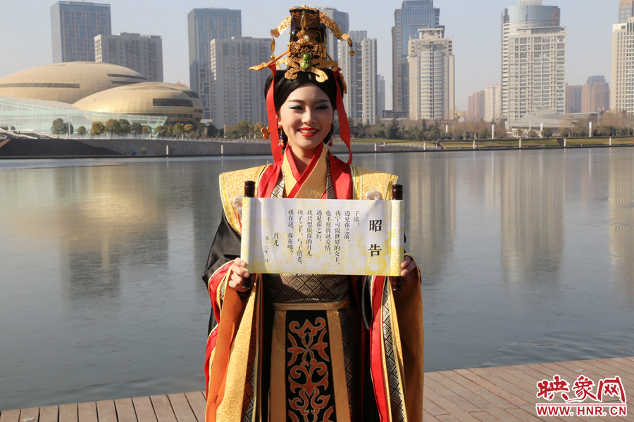 扮成羋月的女子叫小賈，今年27歲，家在鄭州，有房有車。