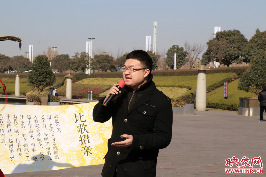 多位在鄭東新區(qū)CBD如意湖附近寫字樓上班的單身男性，聞訊前來唱歌應(yīng)征。